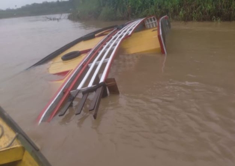Barco com destino ao interior do Amazonas afunda com 40 pessoas