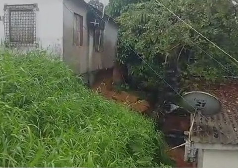 Famílias são retiradas de casas às pressas após risco de desabamento em Manaus 