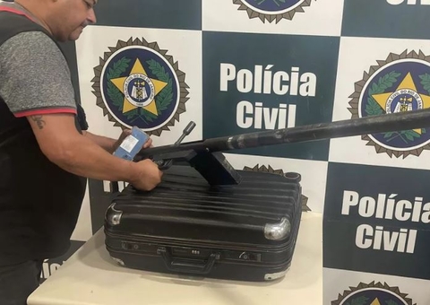 Mulher é presa com bebê no colo ao ser flagrada com metralhadora dentro de mala 