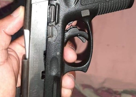 Homem é preso com pistola escondida na bagagem em porto no Amazonas