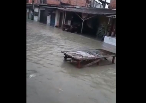Casas e comércio são alagados durante chuva torrencial em Manaus