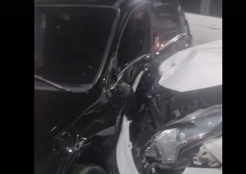 Acidente entre 3 carros durante a madrugada deixa feridos em Manaus