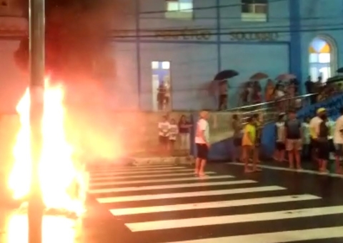 Familiares de jovem achado em rio protestam e acusam PMs pelo crime em Manaus