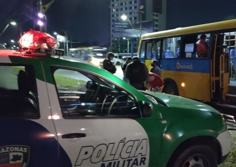 Dupla é presa após assaltar ônibus e ameaçar passageiros com faca e arma em Manaus