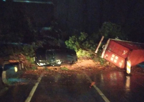 Deslizamento de terra arrasta 15 veículos e mata uma pessoa na BR-376