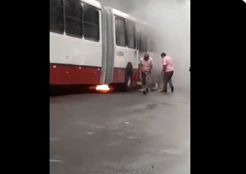Pânico: Ônibus pega fogo dentro de terminal em Manaus; Veja vídeo