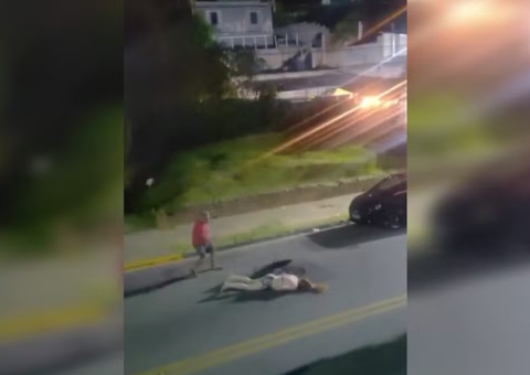 Mulher desmaia após ser atacada com tacho por amigo no meio da rua