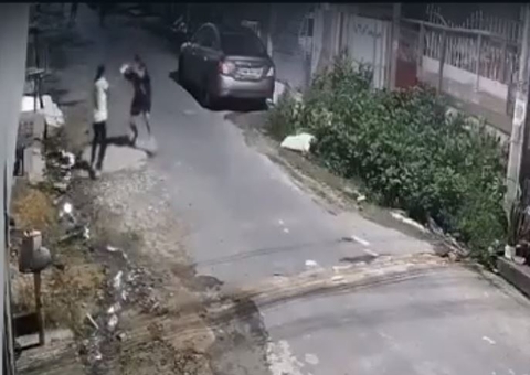 Vídeo: Homem é morto com tiros no rosto durante assalto em Manaus