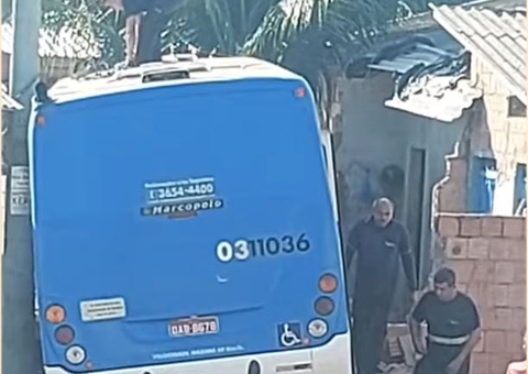 Acidente com ônibus desgovernado destrói três casas em Manaus