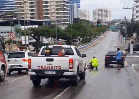 Acidente entre carro e motocicleta deixa um ferido e trânsito complicado em Manaus