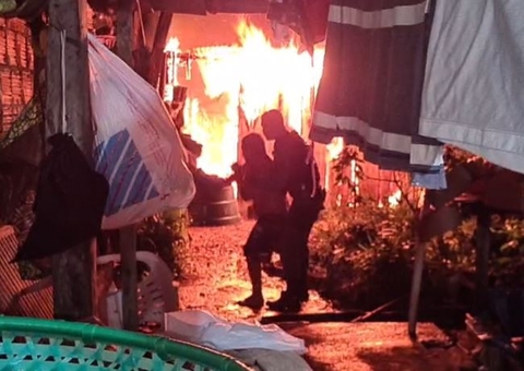 Homem surta, incendeia casa e tenta jogar filhos no fogo no Amazonas