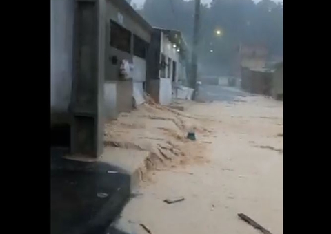 'Cachoeira de lama' invade casas e deixa moradores desesperados em Manaus