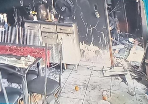 Homem surta com fim do casamento e incendeia casa da ex em Manaus