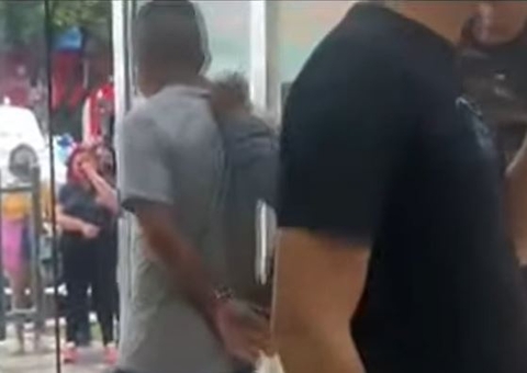 Com arma de brinquedo, dupla faz clientes e funcionários reféns em Manaus