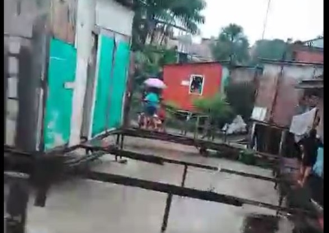 Adolescentes despencam em igarapé e desaparecem durante chuva em Manaus
