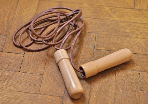 Menina de 7 anos prende corda de pular no elevador e morre enforcada