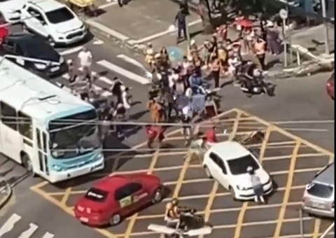 Carro avança sobre manifestantes e arrasta mulher em Manaus; vídeo chocante