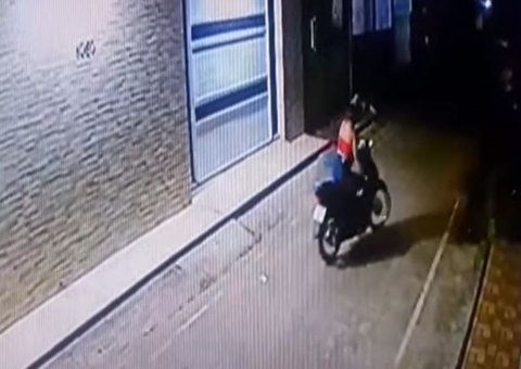 Mulher é flagrada roubando motocicleta da frente de casa no Amazonas