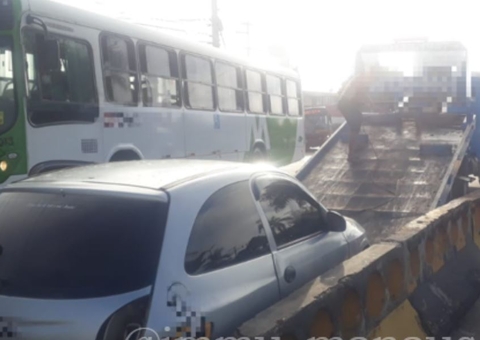 Carro fica destruído ao atingir barreira de concreto em avenida de Manaus