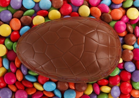 Por que o ovo de Páscoa é mais caro do que a barra de chocolate?