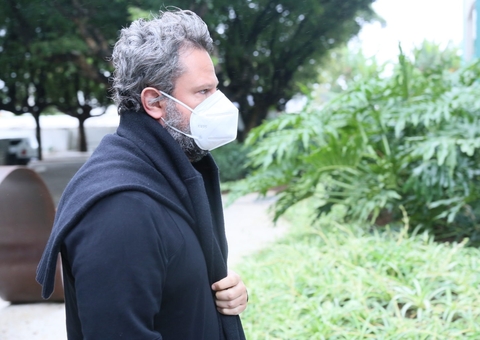 Selton Mello e Matheus Nachtergaele vão ao velório do ator Paulo José