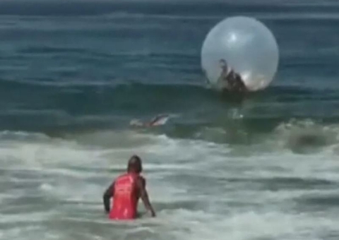 Casal é resgatado após ficar à deriva em bolha inflável dentro do mar