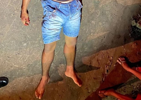 Com vísceras expostas e 10 facadas pelo corpo, homem é achado morto no Amazonas