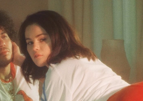 Selena Gomez anuncia álbum com o noivo Benny Blanco