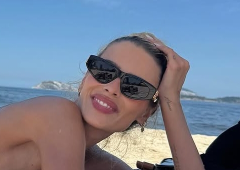 Em fotos na praia, Yasmin Brunet exibe corpo após perder 15 quilos 
