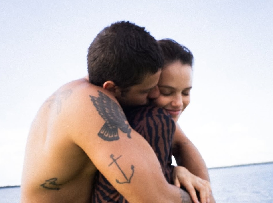 Chay Suede posta novas fotos turistando no Amazonas: 'que momento'
