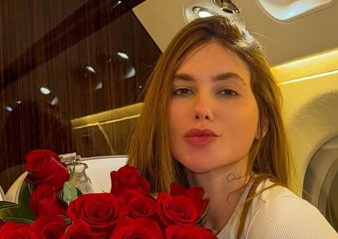 Após iate com Vini Jr, Virgínia surge com buquê de rosas: 'amo receber'