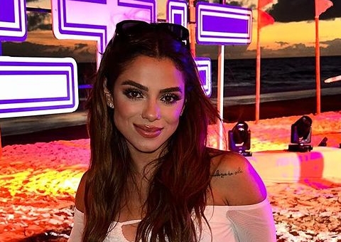 Ex-BBB Key Alves coloca silicone nos seios: 'acabou pra concorrência'