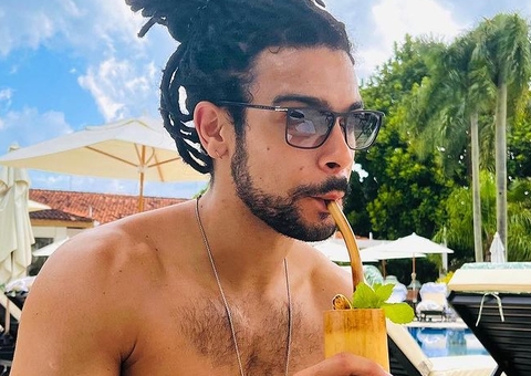 Sérgio Malheiros mostra 'volumão' em sunga e viraliza: 'porte de fuzil'