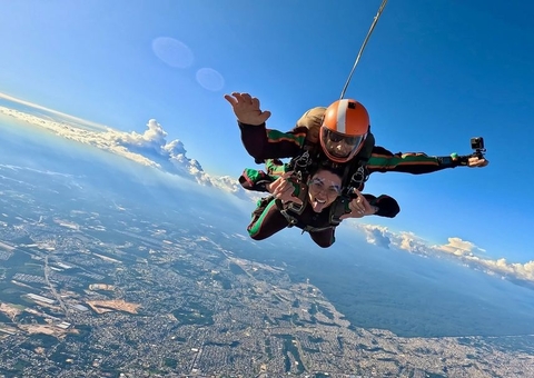 Ex-BBB Giovanna e Michel mostram salto de paraquedas em Manaus