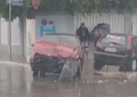 Carros ficam destruídos em acidente violento em Manaus