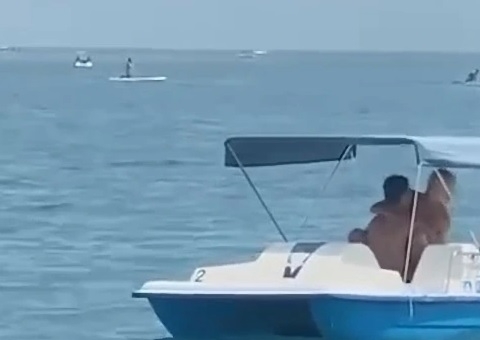 Casal é flagrado fazendo sexo em pedalinho de balneário lotado