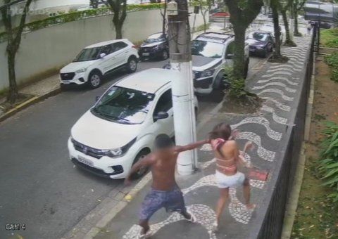 Mulher é derrubada com tapa ao tentar fugir de assaltante; veja vídeo