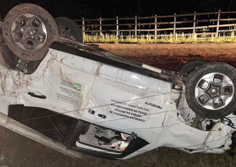 Dupla rouba carro de prefeitura e sofre acidente grave durante perseguição no Amazonas