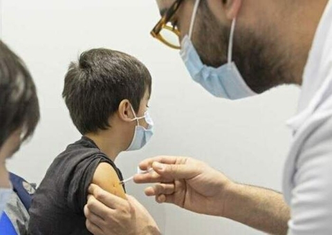 Crianças de 6 a 9 anos começam a ser vacinadas contra a covid-19 em Manaus