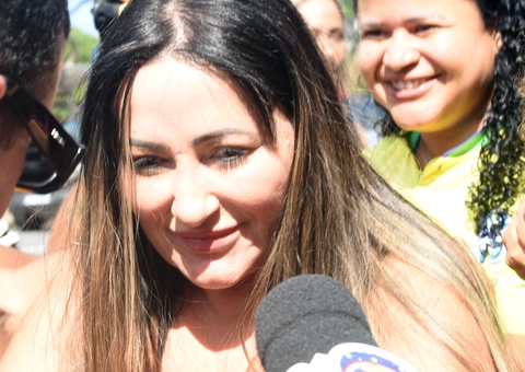 Mãe de Deolane deixa presídio no Recife 