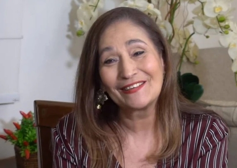 Sonia Abrão recebe alta de hospital após internação por pneumonia