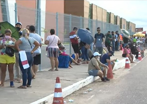 Com horário reduzido, centro de testagem tem longa fila pelo 2° dia consecutivo em Manaus