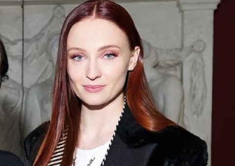 Sophie Turner deixou celular de lado para tratar distúrbio de imagem e alimentar: ‘Viva a vida real’