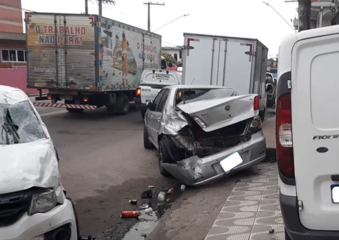 Carros ficam aos pedaços após acidente violento em Manaus