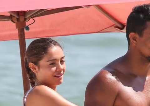 Sophie Charlotte e Xamã trocam beijos em dia de praia; fotos