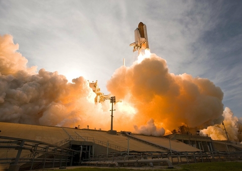 Nave chinesa com três astronautas se acopla à nova estação espacial