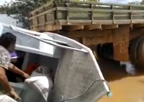 Caminhão perde freio e atinge barco às margens de rio no Amazonas