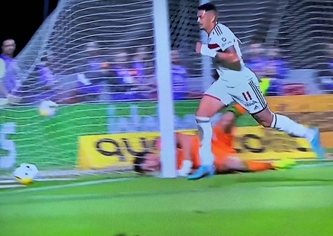 São Paulo chega a acordo por Bustos e ainda negocia com Ferraresi