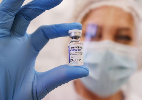 Mesmo com irregularidades apontadas, Regina Célia autorizou compra de vacinas pelo 'quantitativo'