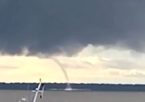 Vídeo mostram tromba d'água gigante no meio de lago no Amazonas